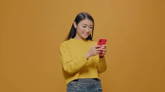 Uśmiechnięte osoby z telefonami, wysyłające wiadomości