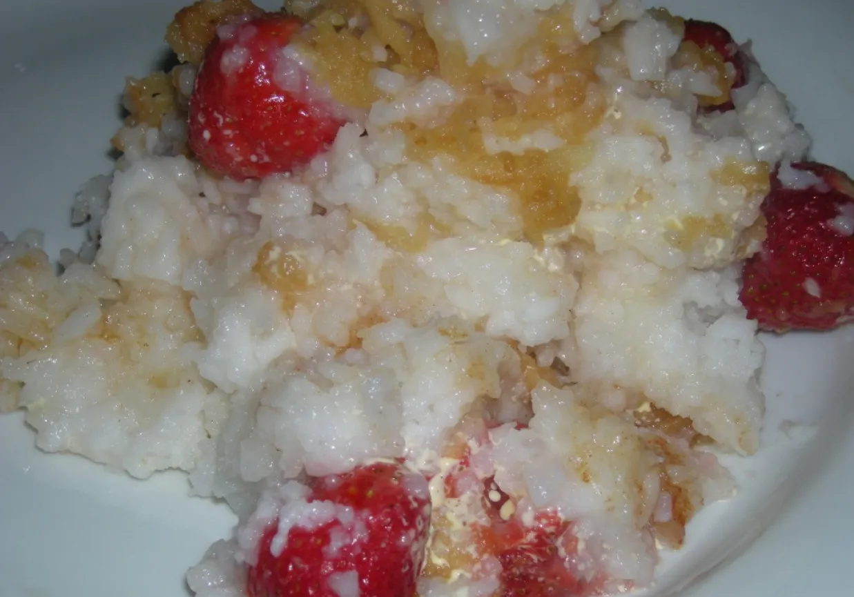 ryż na słodko z owocami, miska ryżu z jabłkami i cynamonem, ryż z truskawkami