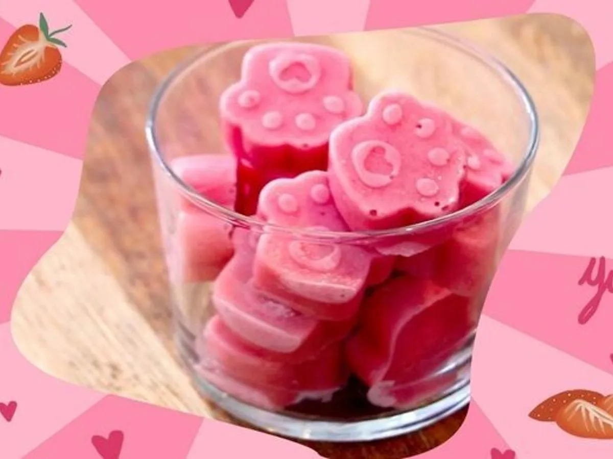 R&oacute;żowe, lodowe smakołyki w kształcie łapek, idealne dla psa. Czy pies może jeść lody śmietankowe? Te domowe są bezpieczne!