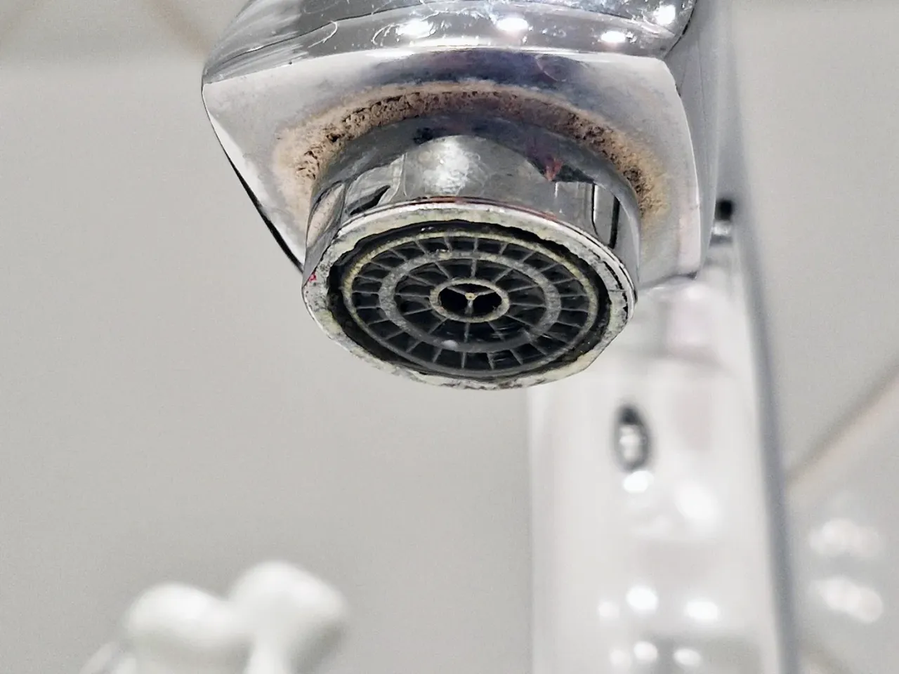 zakamieniony perlator i czysty perlator por&oacute;wnanie