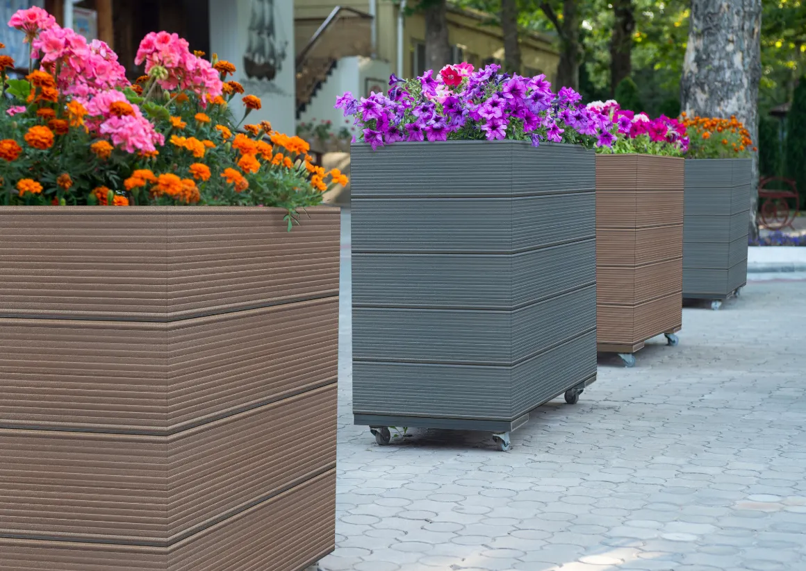 nowoczesne donice z kompozytu na tarasie