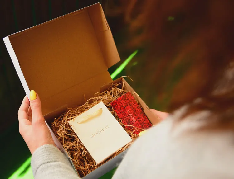 kreatywne opakowanie prezentu biżuteria, kolczyki w słoiku, kolczyki w bombce