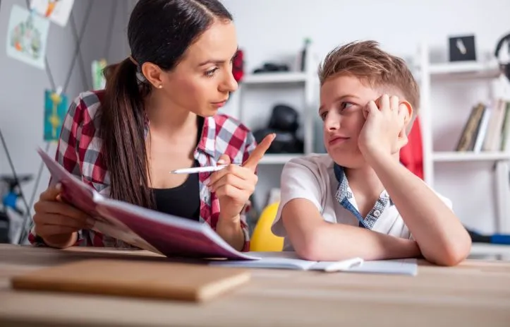 dziecko uczy się w domu z rodzicem