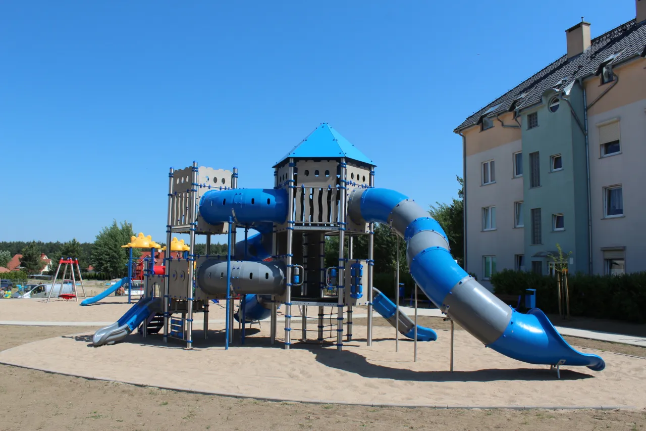 różne typy placów zabaw dla dzieci (publiczny, osiedlowy, komercyjny)