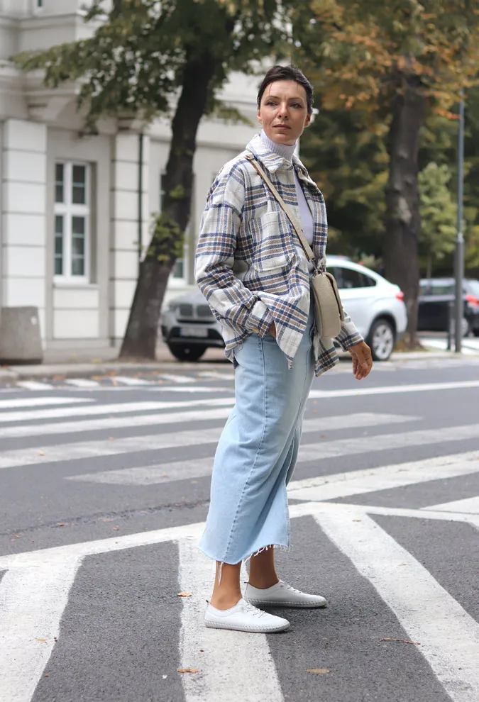 Zdjęcie Stylizacje z kurtką koszulową, które zmienią Twój codzienny look