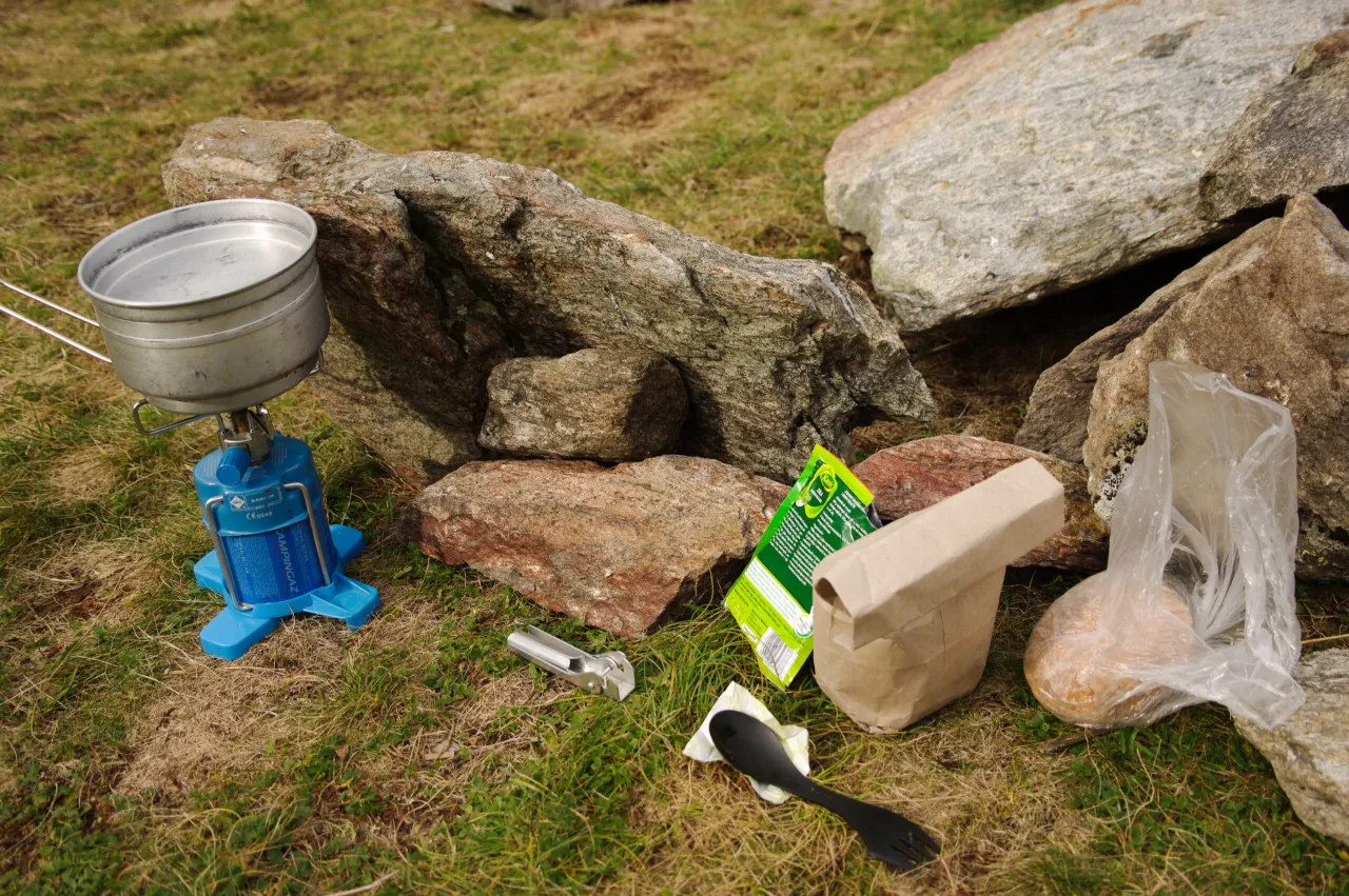 turysta zmęczony w górach bez jedzenia