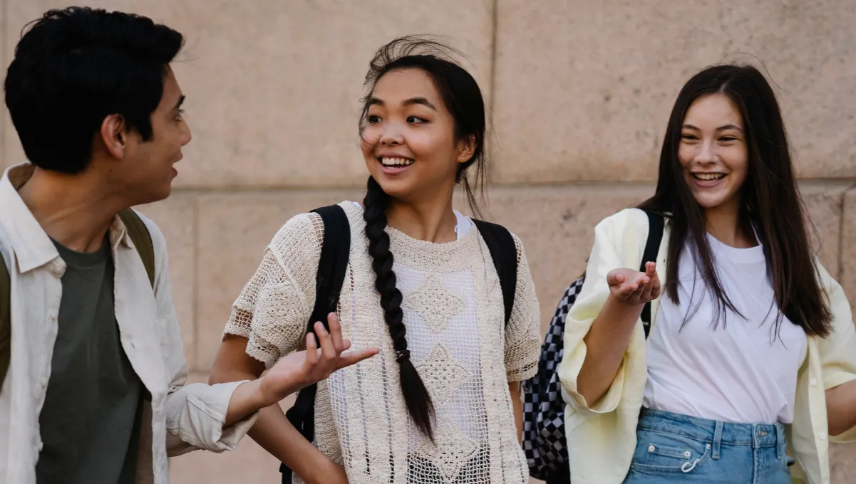 ludzie w niezręcznej rozmowie, unikanie temat&oacute;w tabu, niemieckie rozmowy