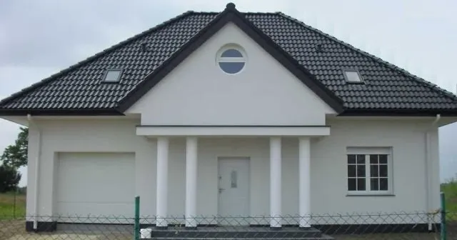 dom grafitowy dach białe okna ciemna elewacja