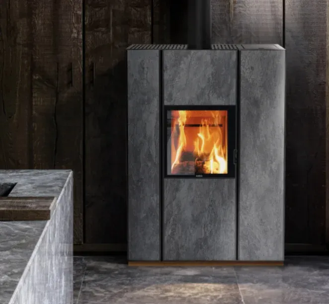 nowoczesny kocioł na pellet i kominek z drewnem