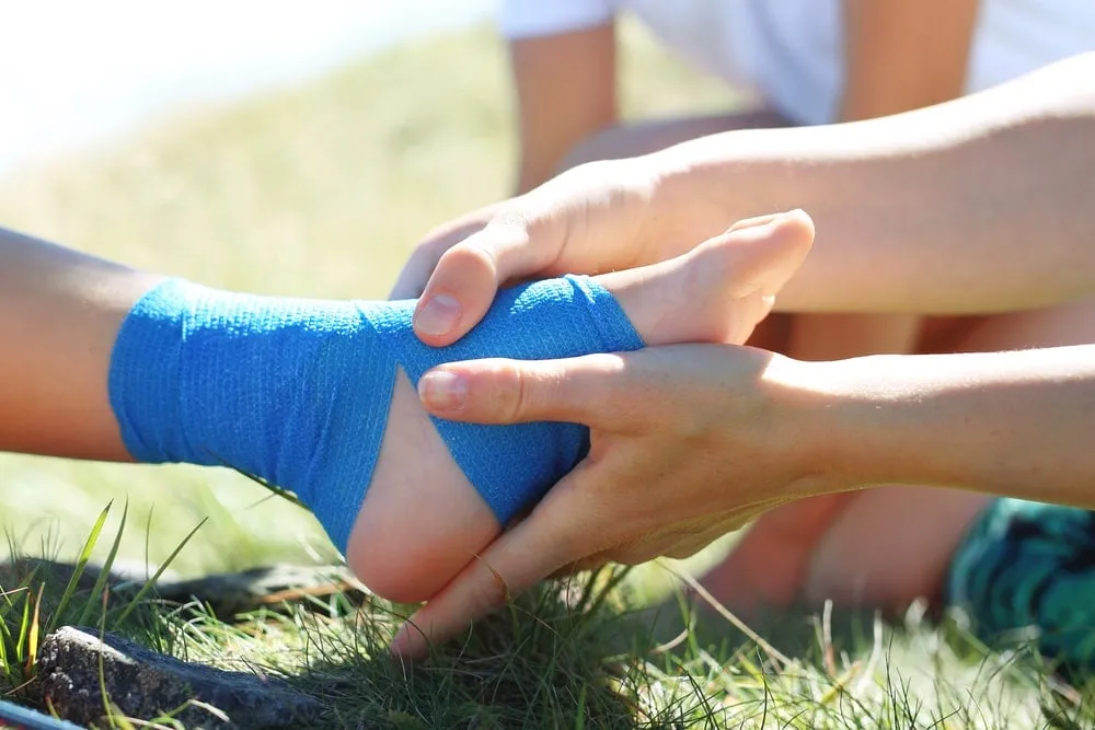 pierwsza pomoc skręcenie kostki