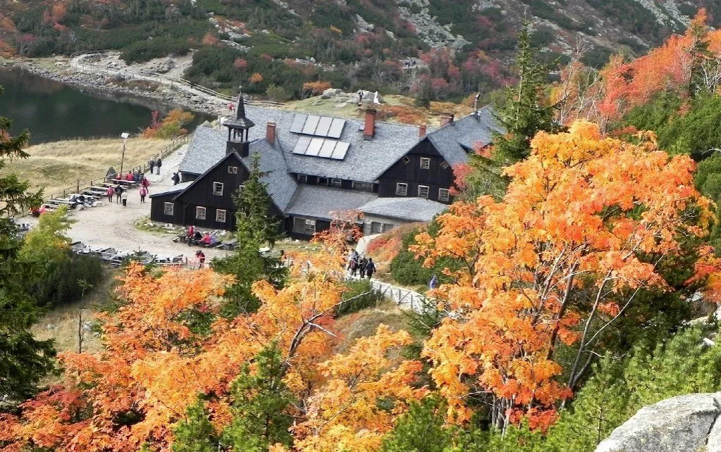 Schronisko Samotnia w Karkonoszach jesienią