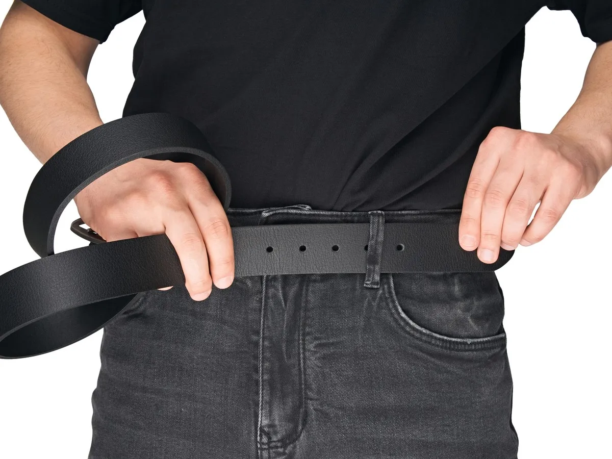 Mężczyzna z dobrze dopasowanym paskiem i zbyt luźnym paskiem