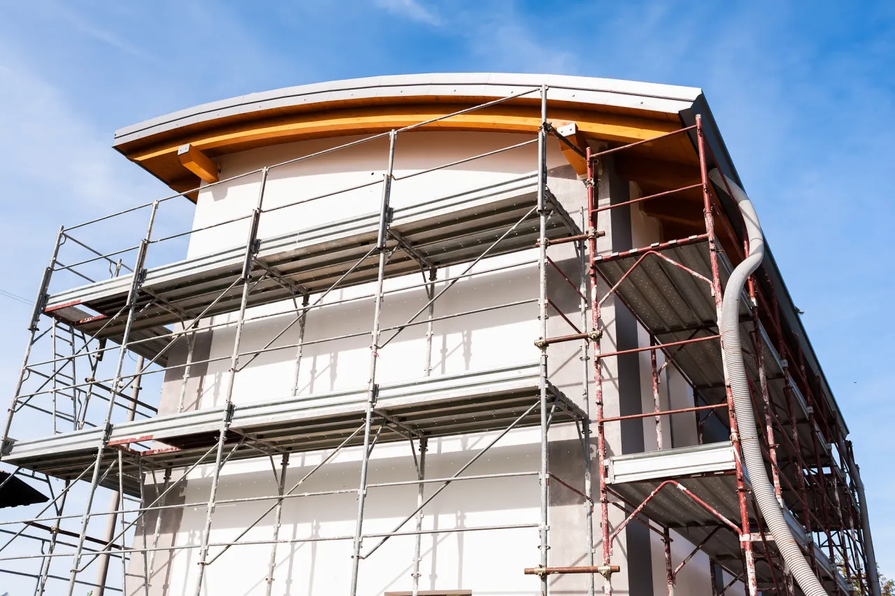 fachowcy ocieplenie elewacji praca na rusztowaniu