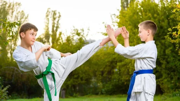 dziecko wybiera judo czy karate