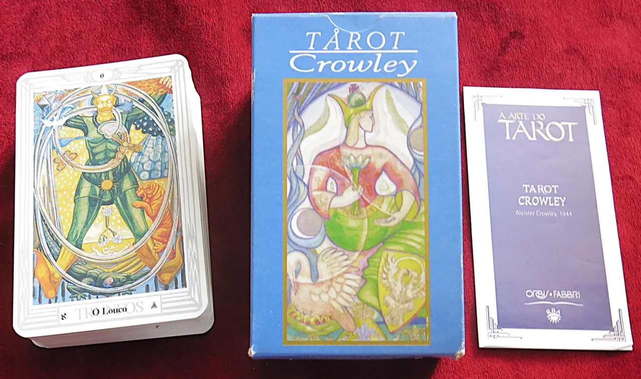 Osoba medytująca z kartami Tarota