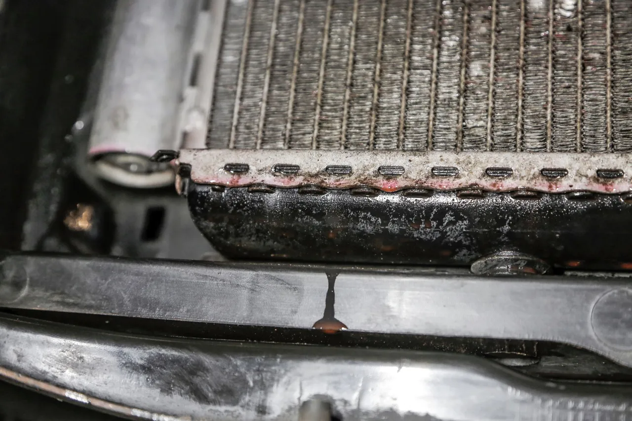 uszkodzona chłodnica samochodowa wyciek