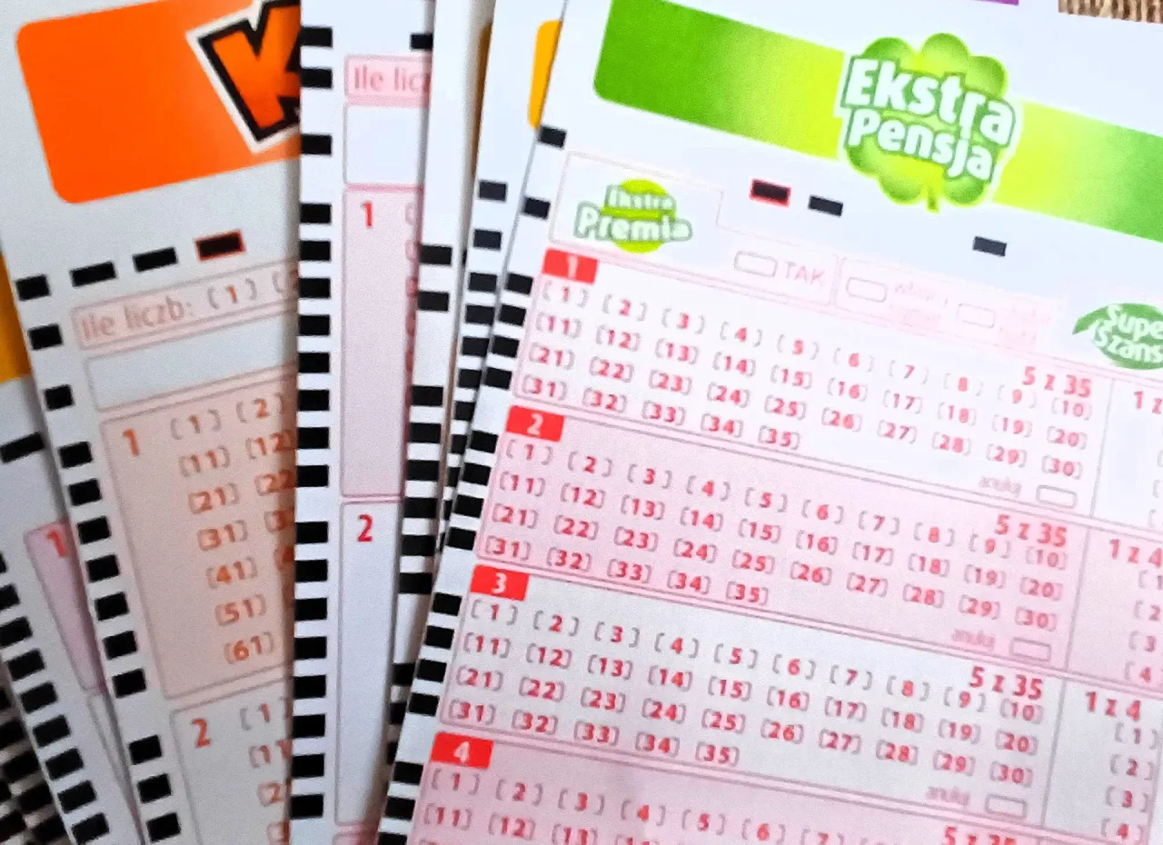 Zbliżenie na kupony lotto z zaznaczonymi liczbami i napisami 