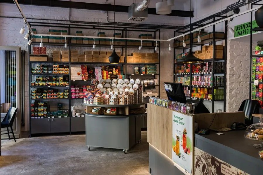 sklep z kawą i punktem odbioru paczek, kawiarnia z usługami, sklep z warzywami i sokami