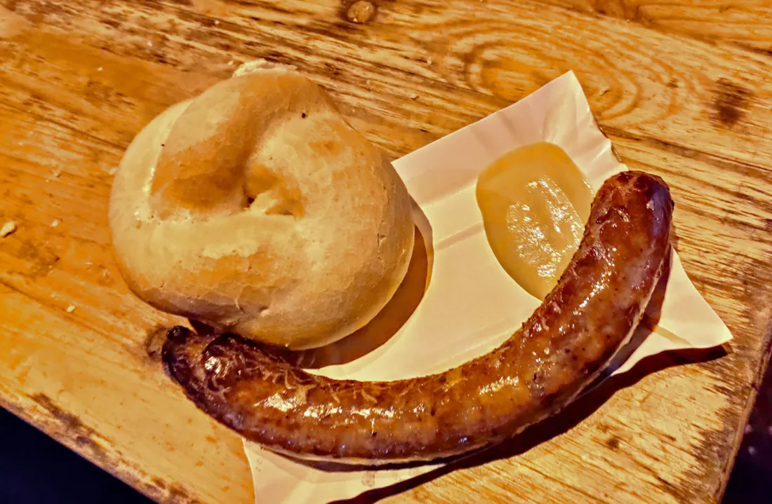 Kiełbasa z Niebieskiej Nyski z bułką i musztardą