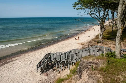 Mniejsze, urokliwe miejscowości nad polskim morzem, pusta plaża