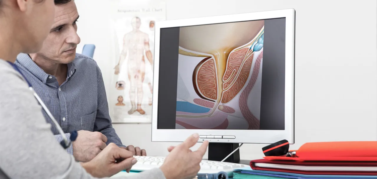 Urolog wyjaśniający pacjentowi procedurę