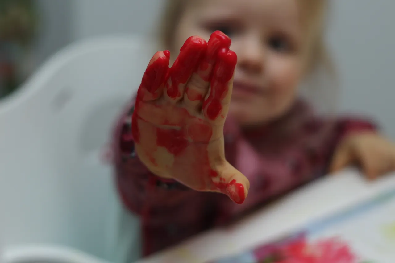 dziecko maluje palcami, kreatywne prace plastyczne z dzieckiem