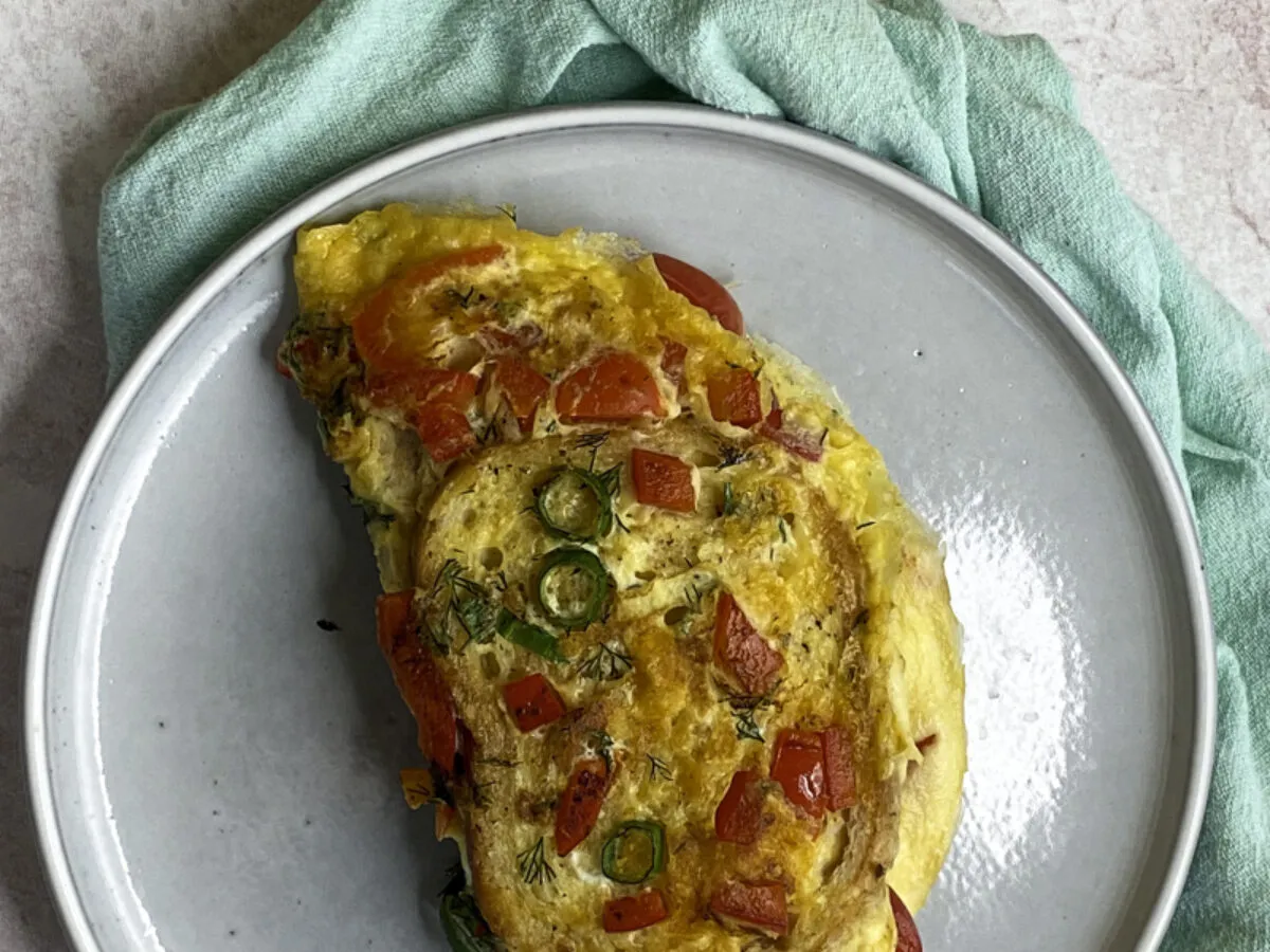 Kolorowy omlet z papryką i szczypiorkiem, idealny przepis na zdrowy omlet.