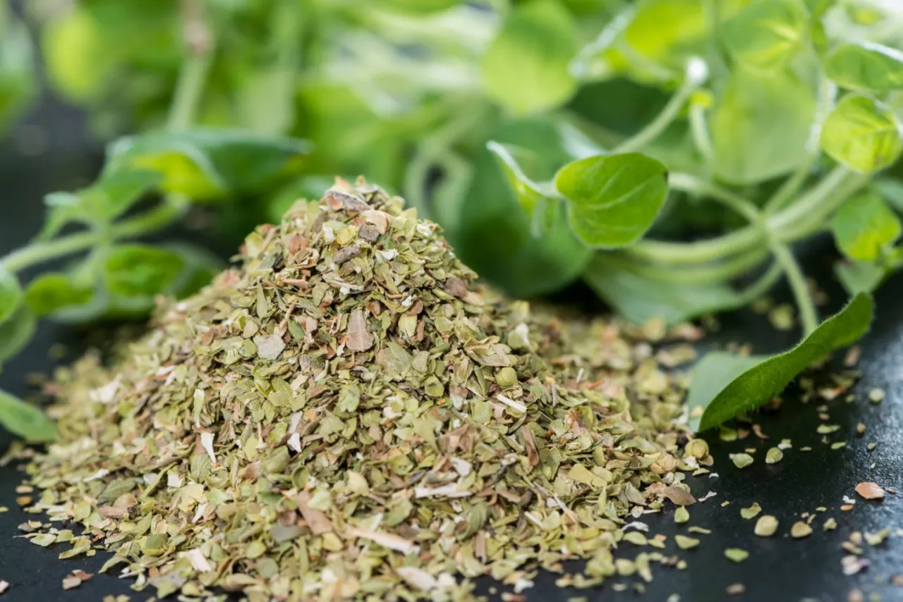 Suszone oregano, idealne do pizzy, sosów pomidorowych i dań kuchni śródziemnomorskiej. Oregano do czego dodawać? Do wszystkiego, co potrzebuje aromatu!