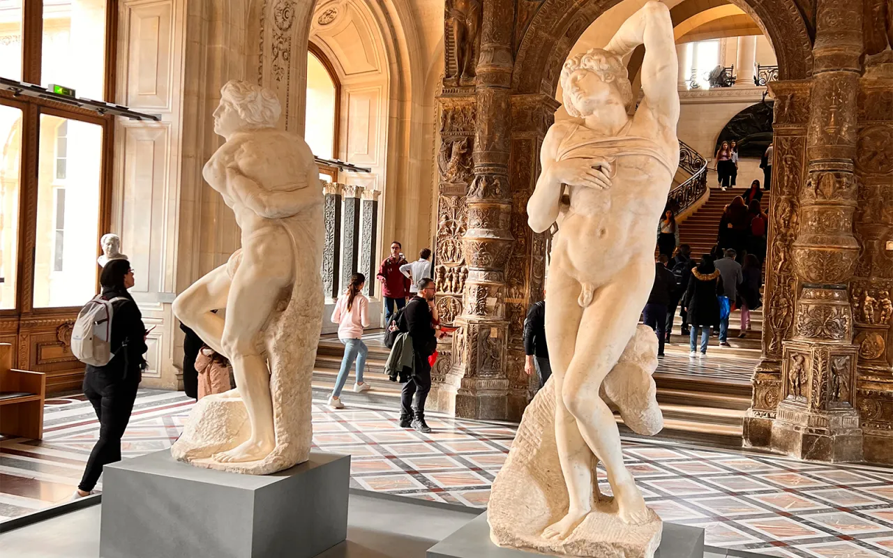 W Luwrze rzeźby zachwycają. Ile czasu na zwiedzanie Luwru? Tyle, by nacieszyć się antycznymi arcydziełami i poczuć ducha historii.