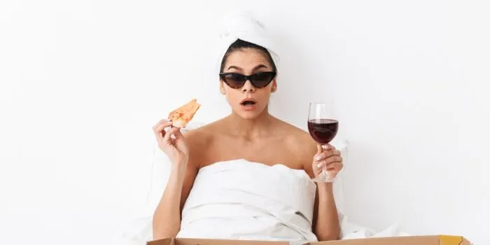 kobieta karmiąca piersią i kieliszek wina