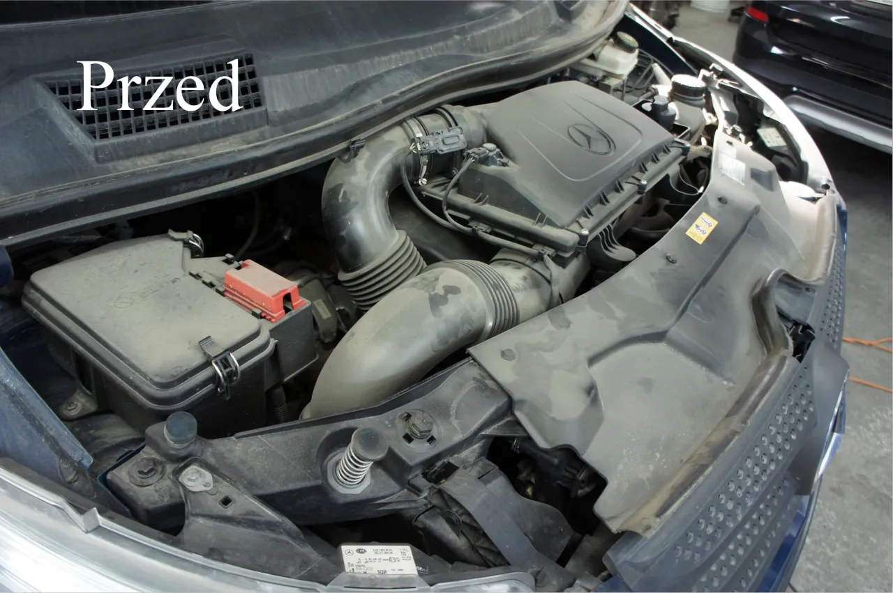 czysta komora silnika przed i po myciu