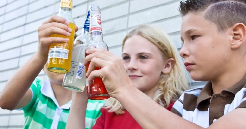 Młodzi ludzie pijący alkohol, konsekwencje picia alkoholu przez nieletnich, ryzyko zdrowotne alkohol