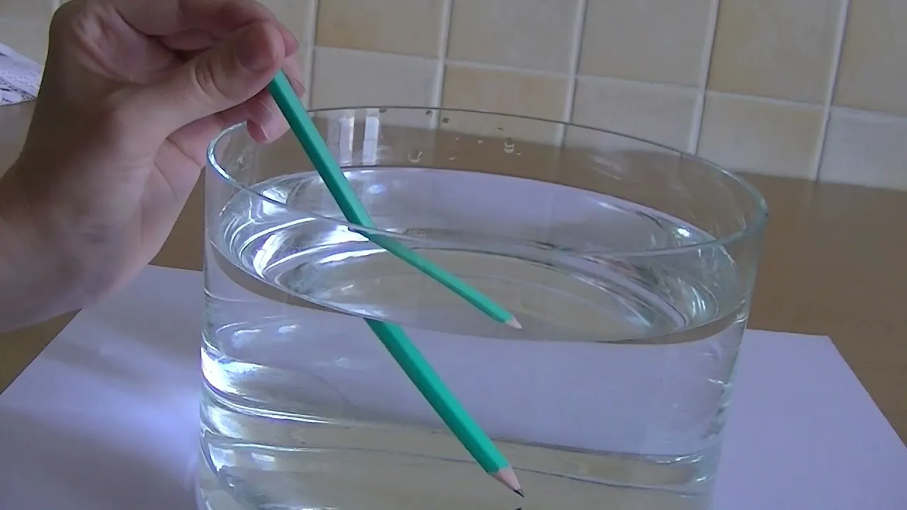 Złamany ołówek w szklance wody