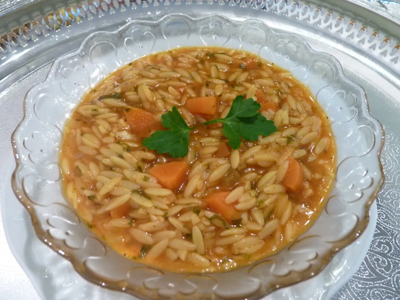 Bol de chorba fumante avec des langues d'oiseaux