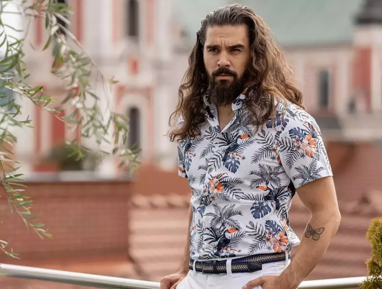 mężczyzna w koszuli z kr&oacute;tkim rękawem w nieformalnej stylizacji na upalne wesele