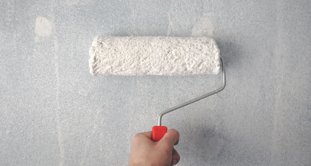 Jak usunąć smugi z farby na ścianie