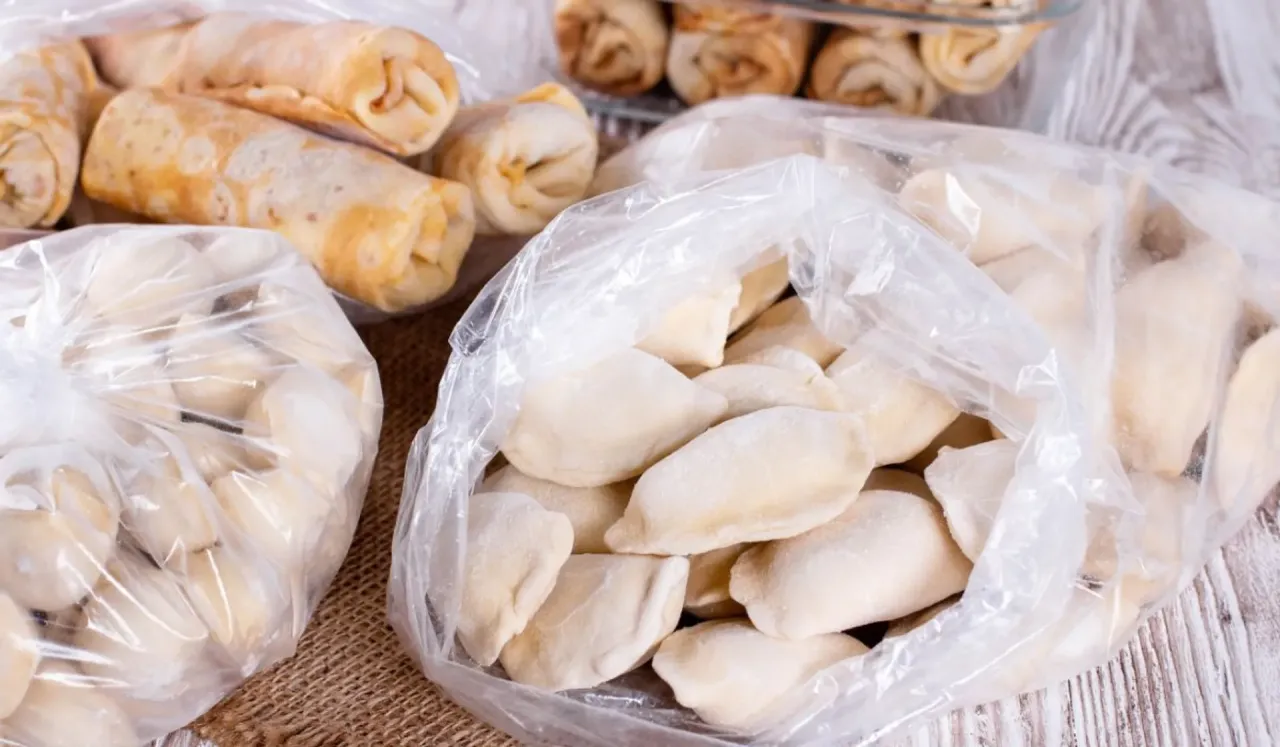 Gotowe do zamrożenia pierogi i gołąbki w woreczkach. Poznaj sposoby, jak pakować pierogi pr&oacute;żniowo, by zachowały świeżość.