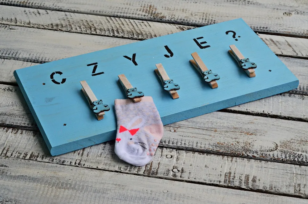Wieszak z desek w stylu skandynawskim DIY