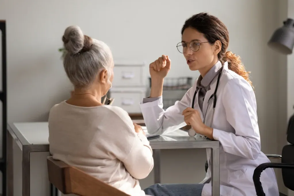 pacjent rozmawia z lekarzem o skierowaniu