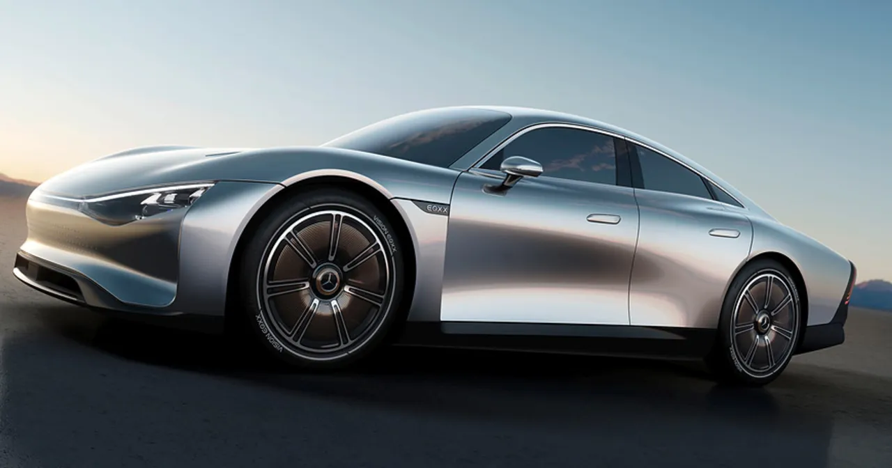 Srebrny, futurystyczny samoch&oacute;d elektryczny Vision EQXX z imponującym zasięgiem 1000 km, prezentuje się na tle nieba.