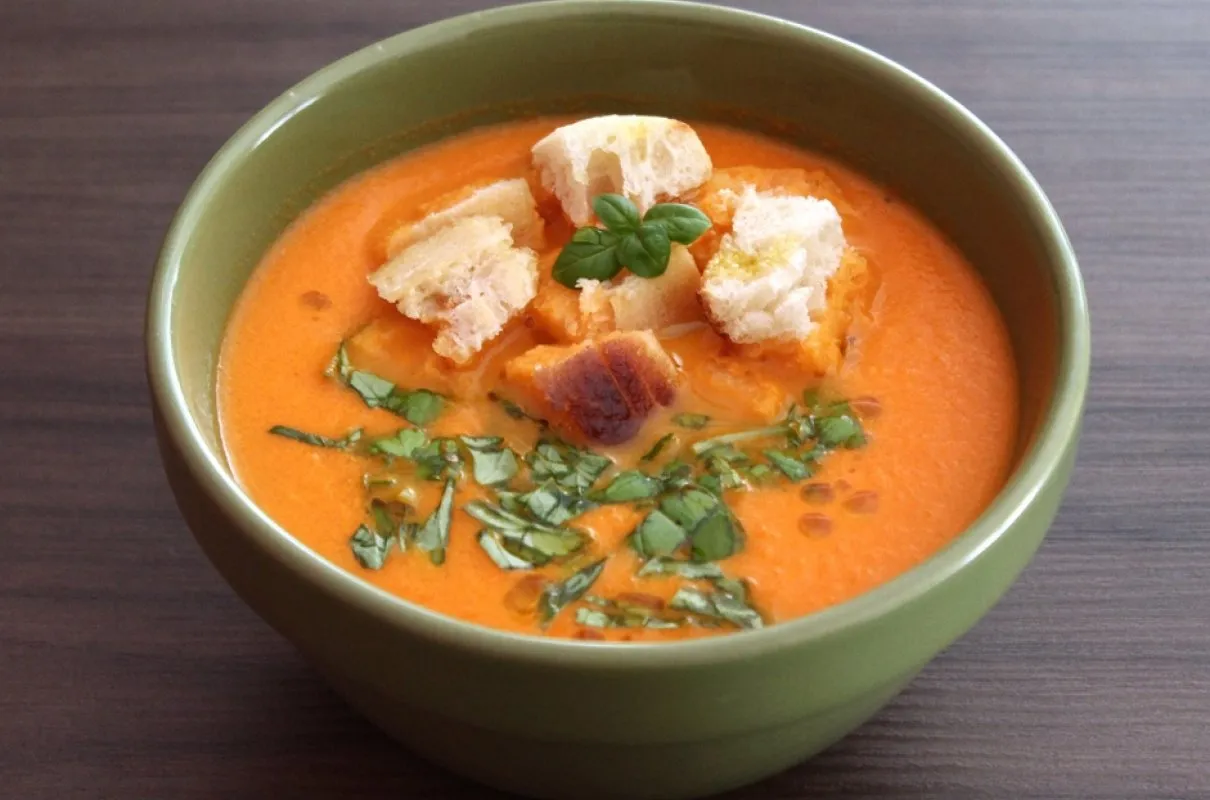 Szybka zupa krem z pomidor&oacute;w dla dzieci z grzankami