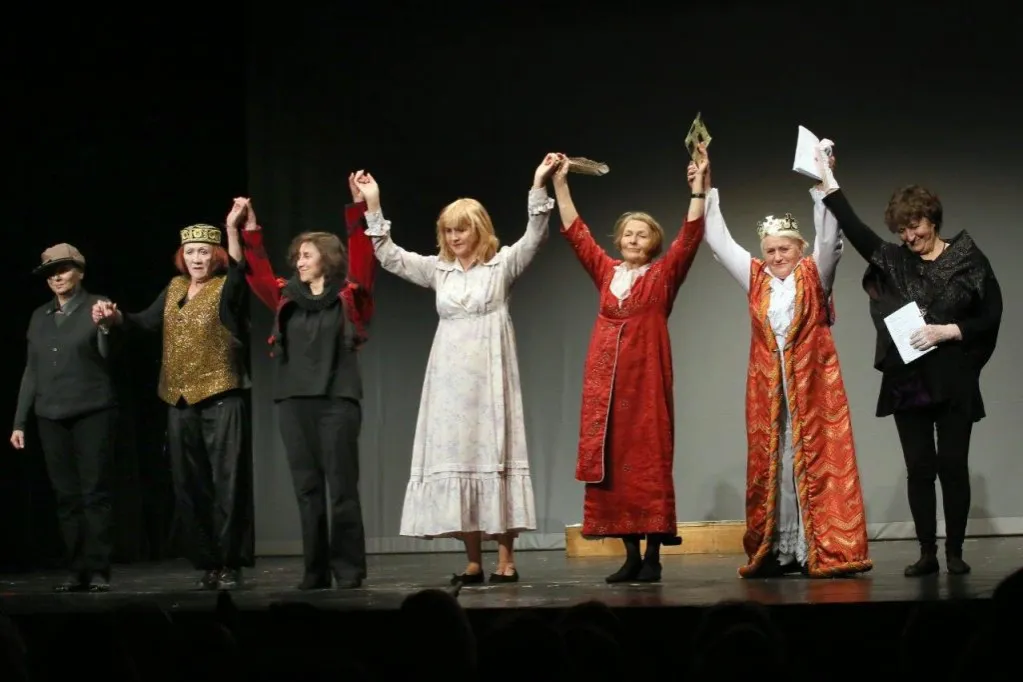 Zdjęcie Teatr z udziałem seniorów: jak starsi aktorzy odnajdują się na scenie