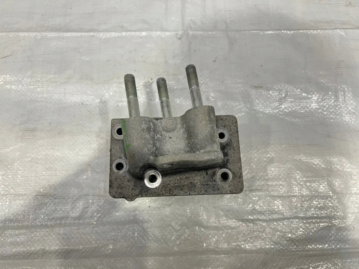 r&oacute;żne typy mocowania silnika w samochodzie