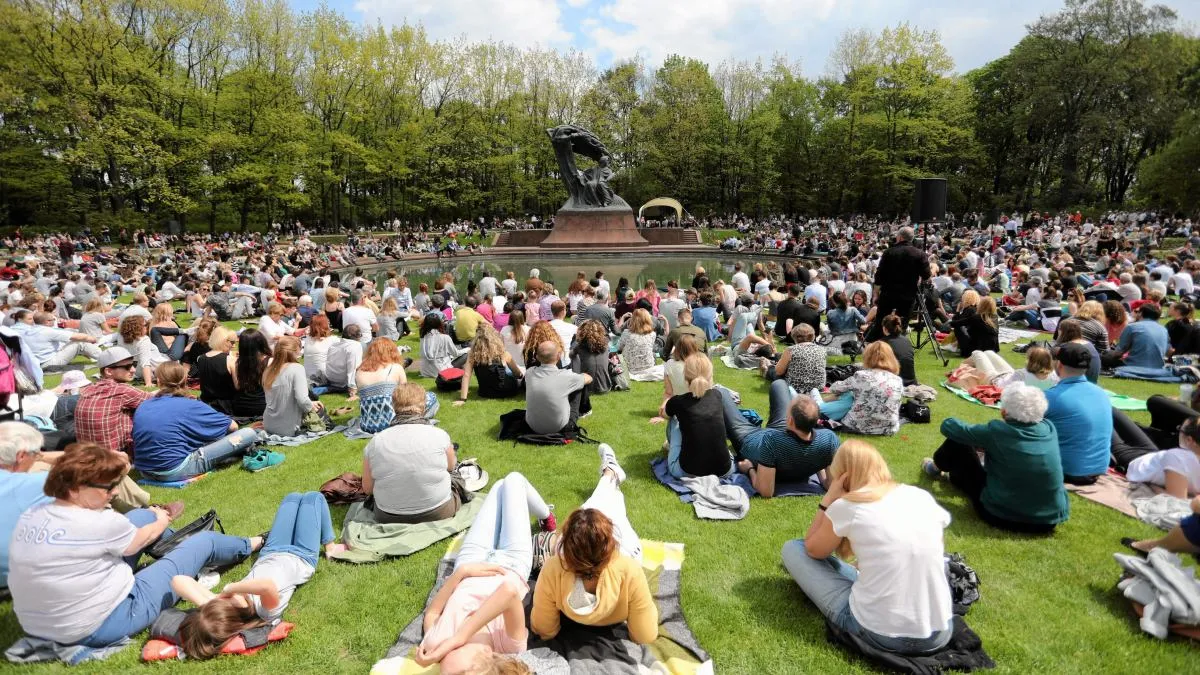 Łazienki Królewskie koncert Chopinowski koc trawa