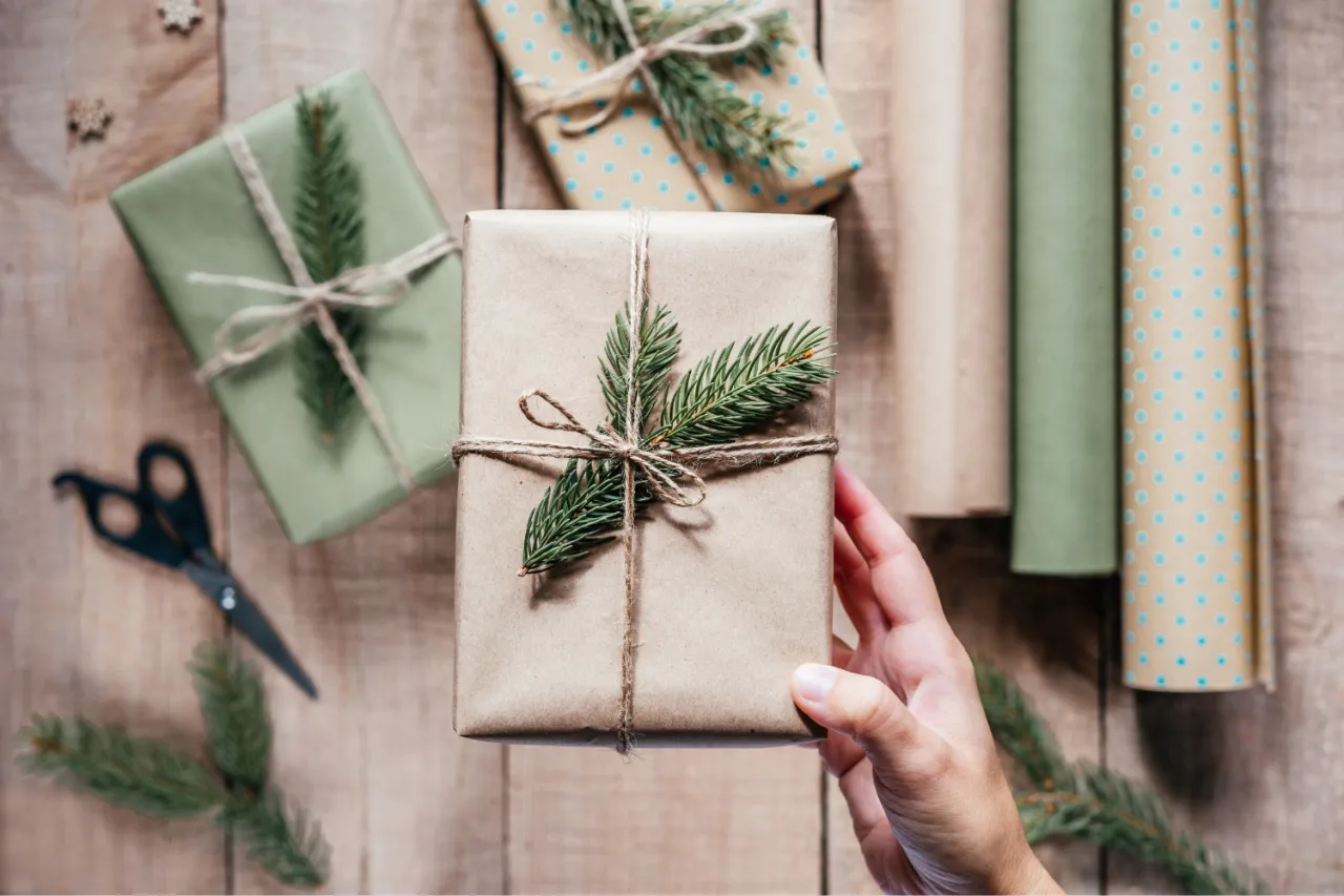 Pomysły na dekoracje prezentów naturalnymi dodatkami
