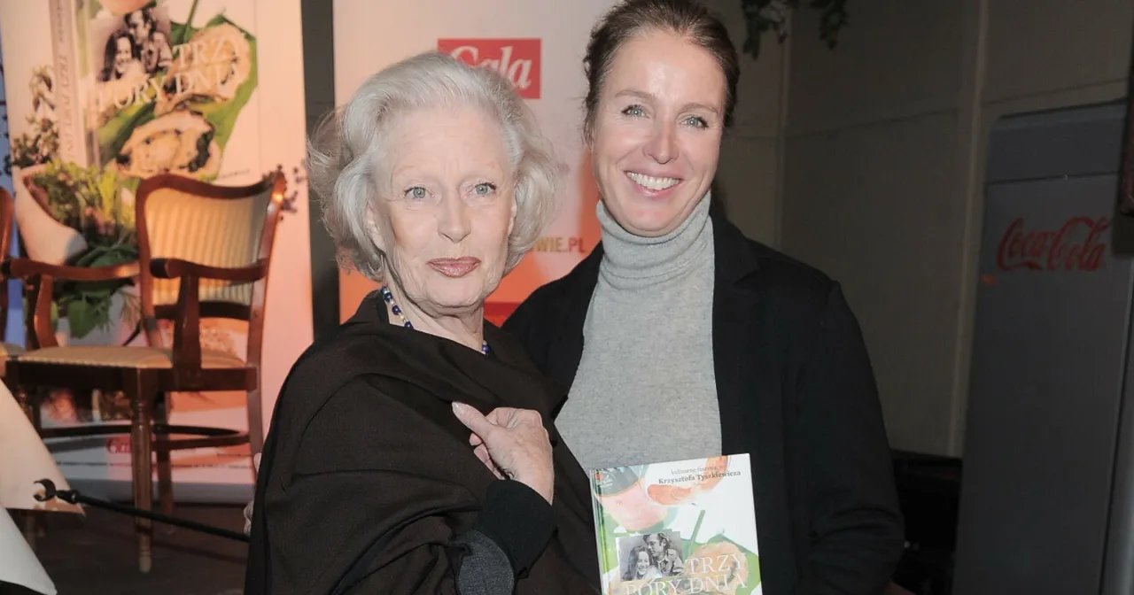 Dwie kobiety, jedna starsza z siwymi włosami, druga młodsza, uśmiechnięta, trzymają książkę. Czyżby to była odpowiedź na pytanie, ile dzieci miał Andrzej Wajda?