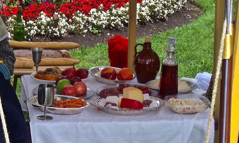 Stół biesiadny z jedzeniem na grilla w ogrodzie