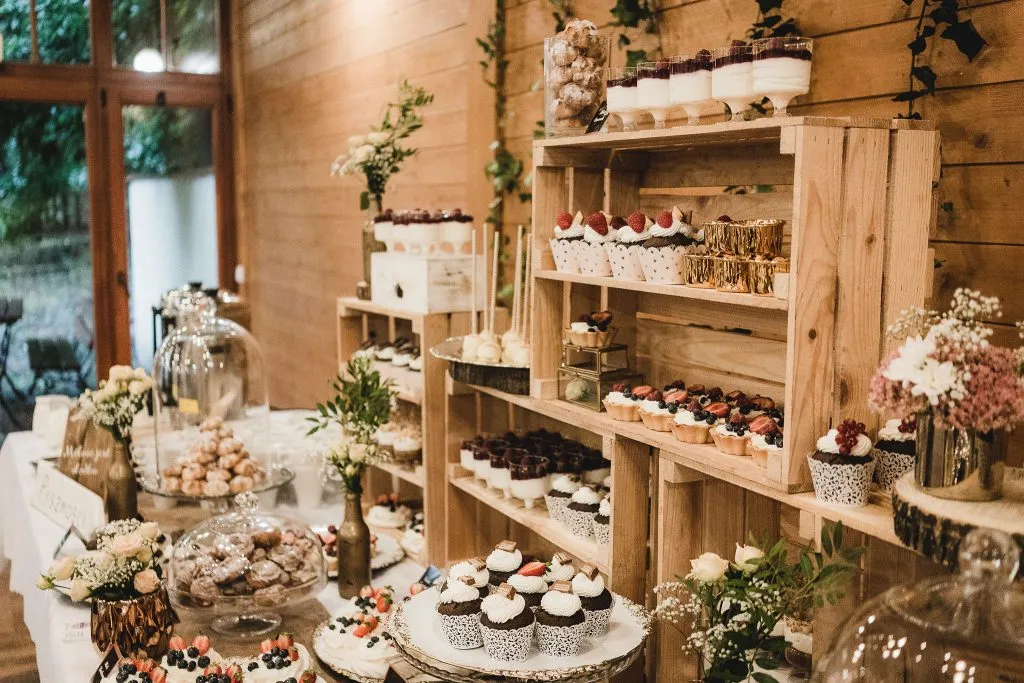 słodki st&oacute;ł na wesele w stylu boho