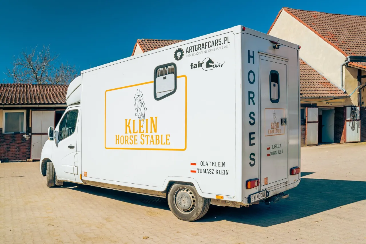 Biała przyczepa na konie