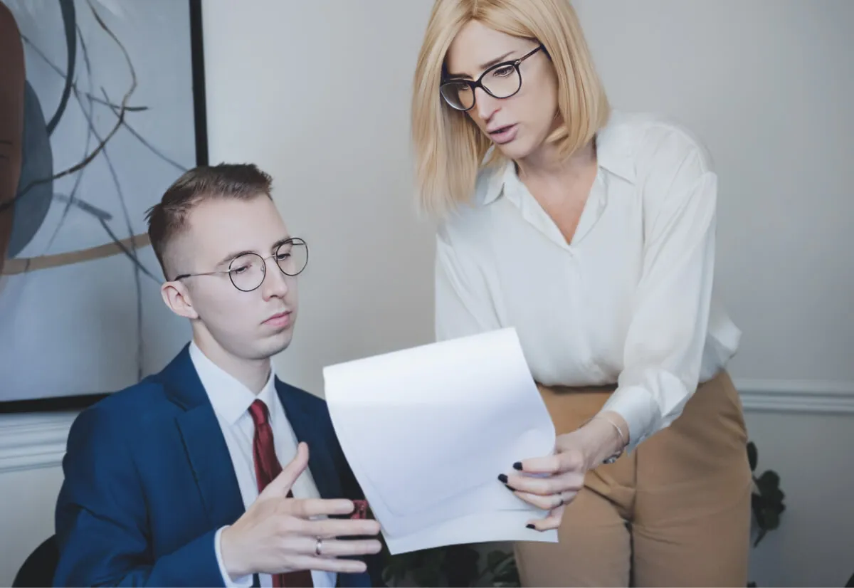 Prawnik wyjaśniający dokumenty sądowe